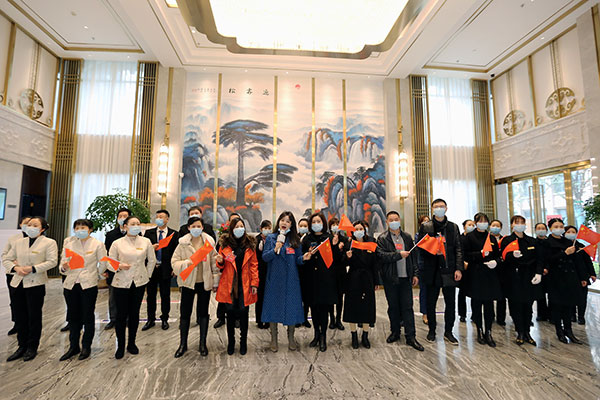 酒店员工和政协委员一起表演快闪节目《我和我的祖国》.png 酒店员工和政协委员一起表演快闪节目《我和我的祖国》.png