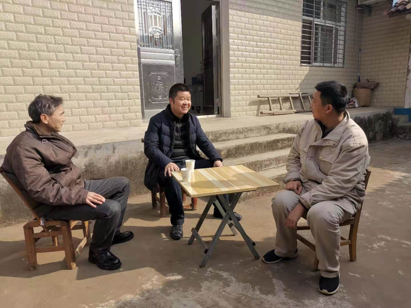太阳成集团tyc9728党委委员杨洁（中）带队走访慰问困难职工.jpg