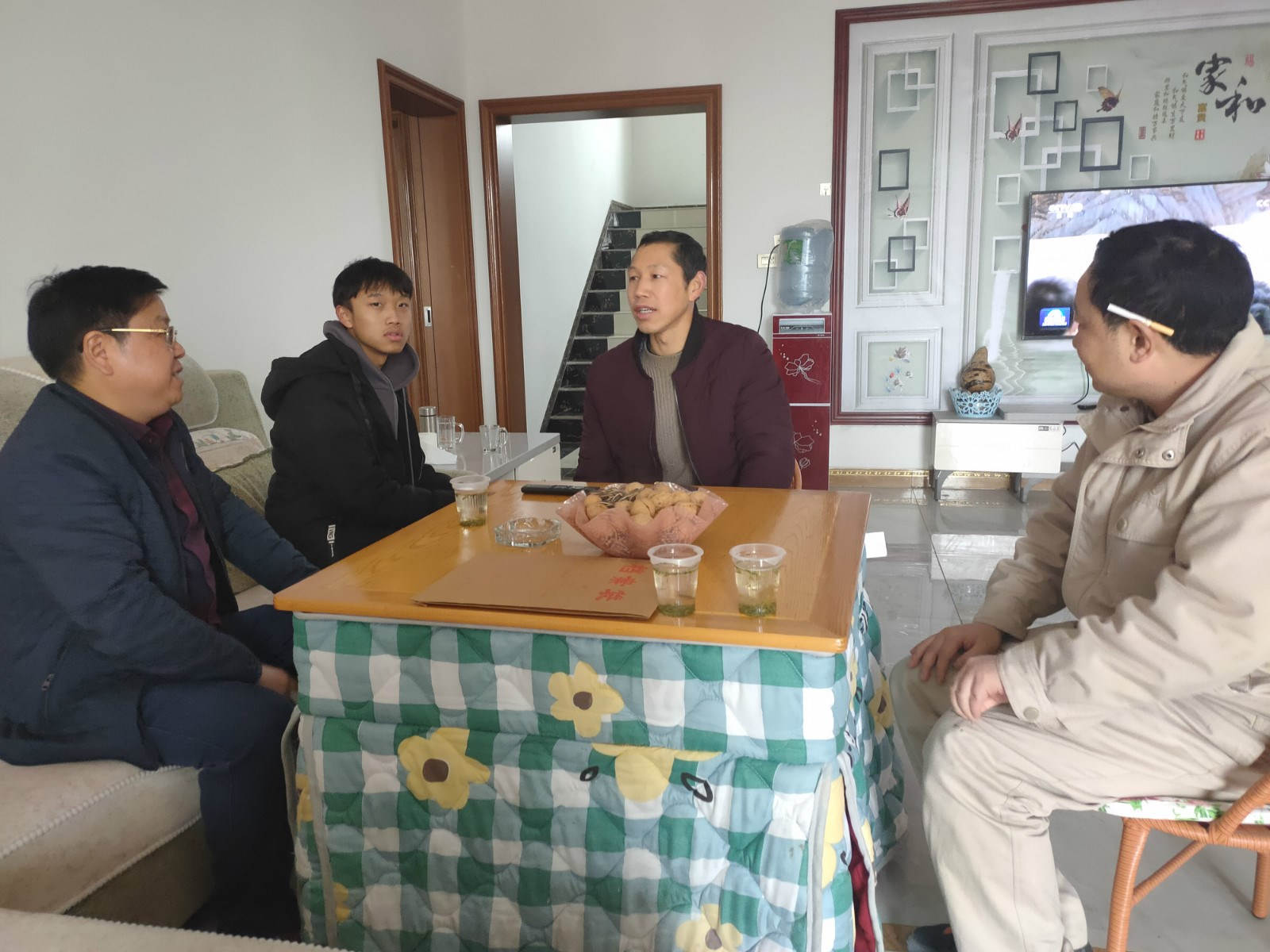宜昌太阳成集团tyc9728分工会主席徐邦学（左一）带队走访慰问困难职工_meitu_3.jpg
