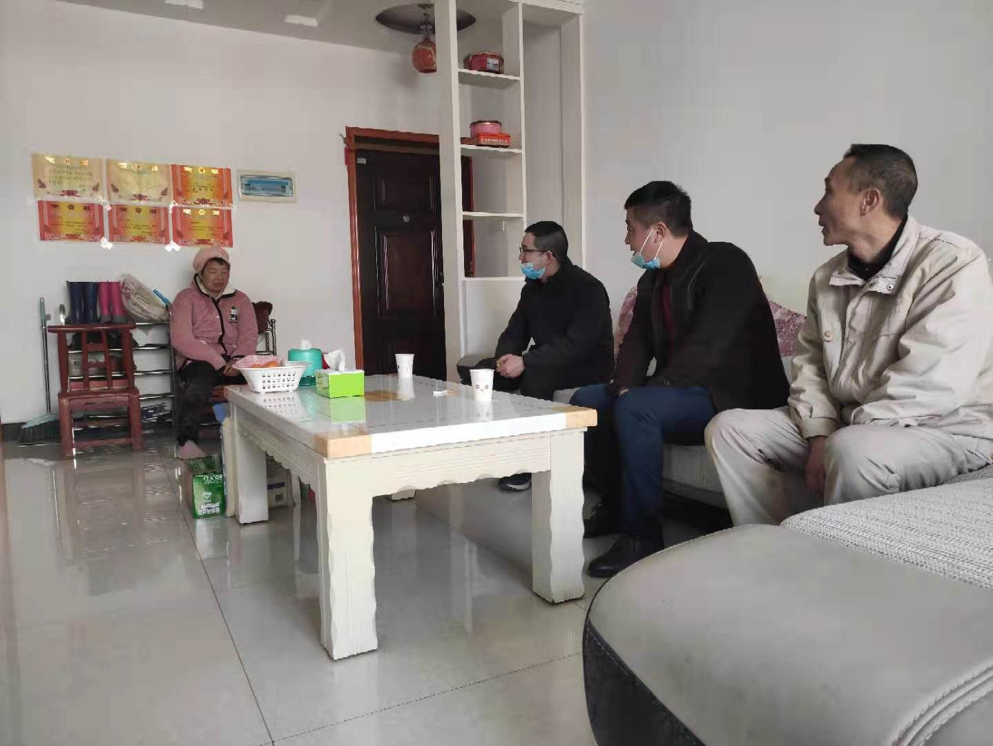 太阳成集团tyc9728中磷总经理何月安（右二）带队走访慰问困难职工.jpg
