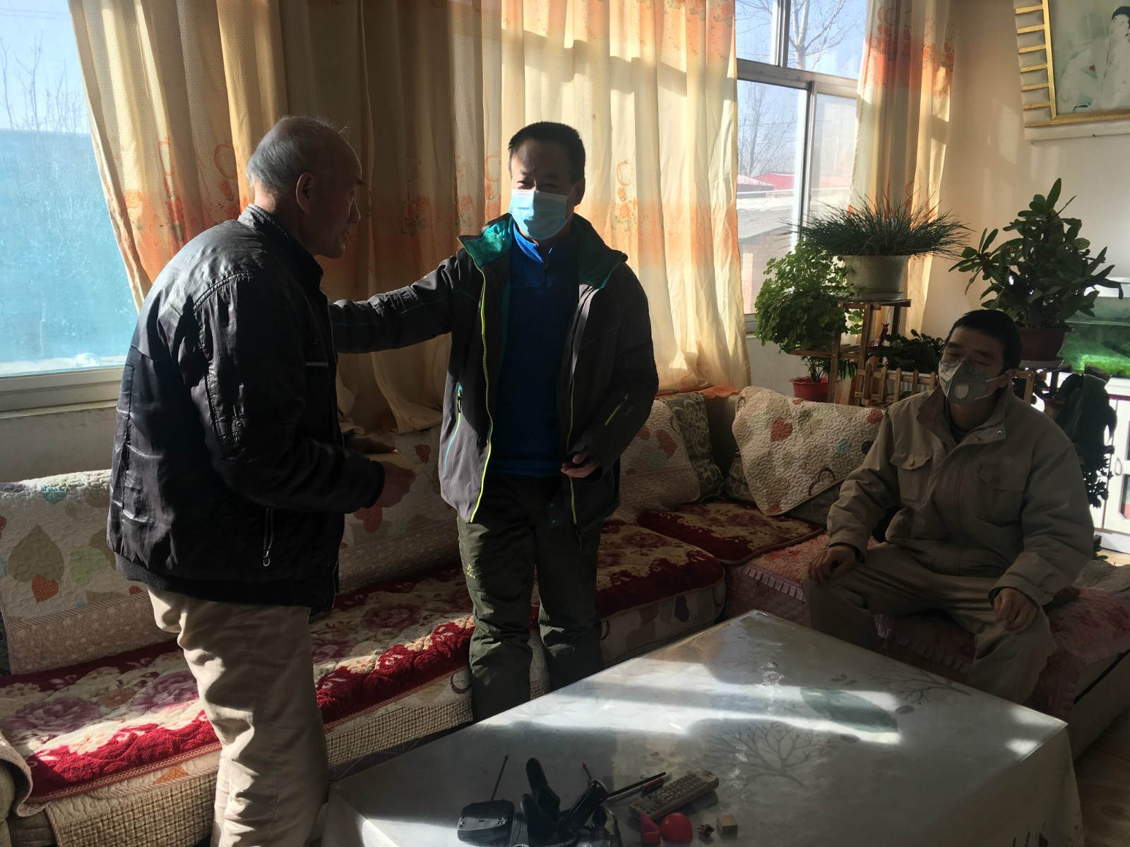 河北太阳成集团tyc9728分工会主席许振永（右）走访慰问困难职工_meitu_5.jpg