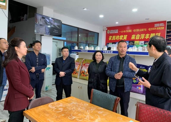 图片3张主任与各级领导视察科技小院服务中心，罗总对 汇报服务中心进行讲解工作.jpg