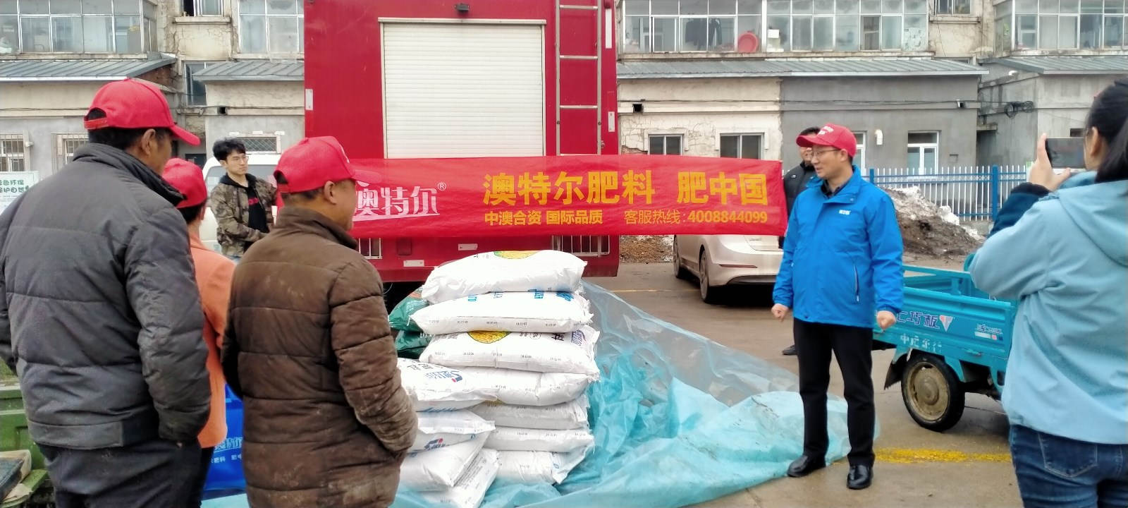 优质肥料送到山区贫困户家中.jpg