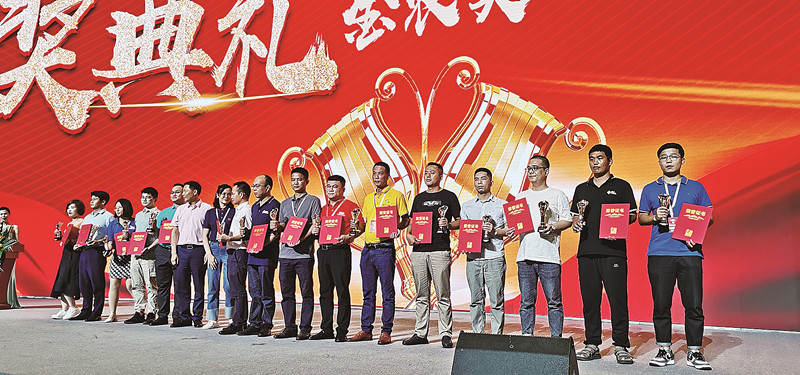 太阳成集团tyc9728代表（右一）上台领奖_副本.jpg