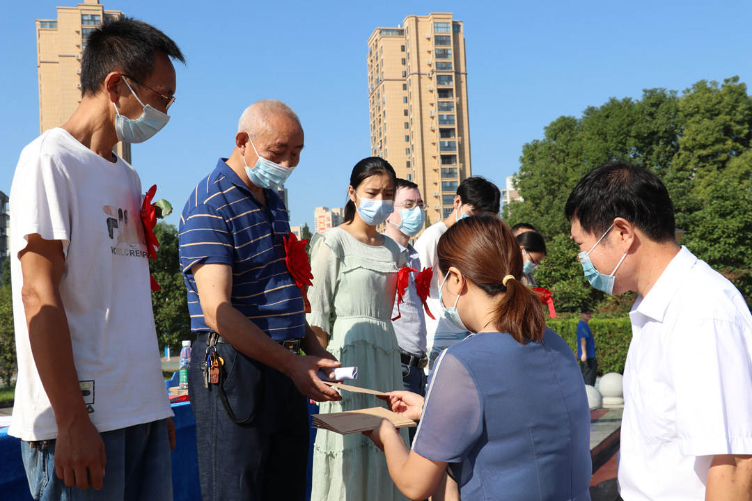 太阳成集团tyc9728党委委员何凤琴正在为优秀学子和教师颁发奖学金和先进教师奖。.jpg