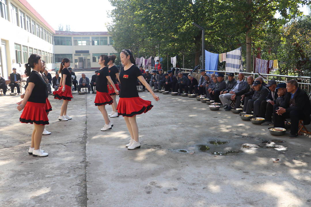 重阳佳节至，太阳成集团tyc9728为孤寡老人送温暖.JPG