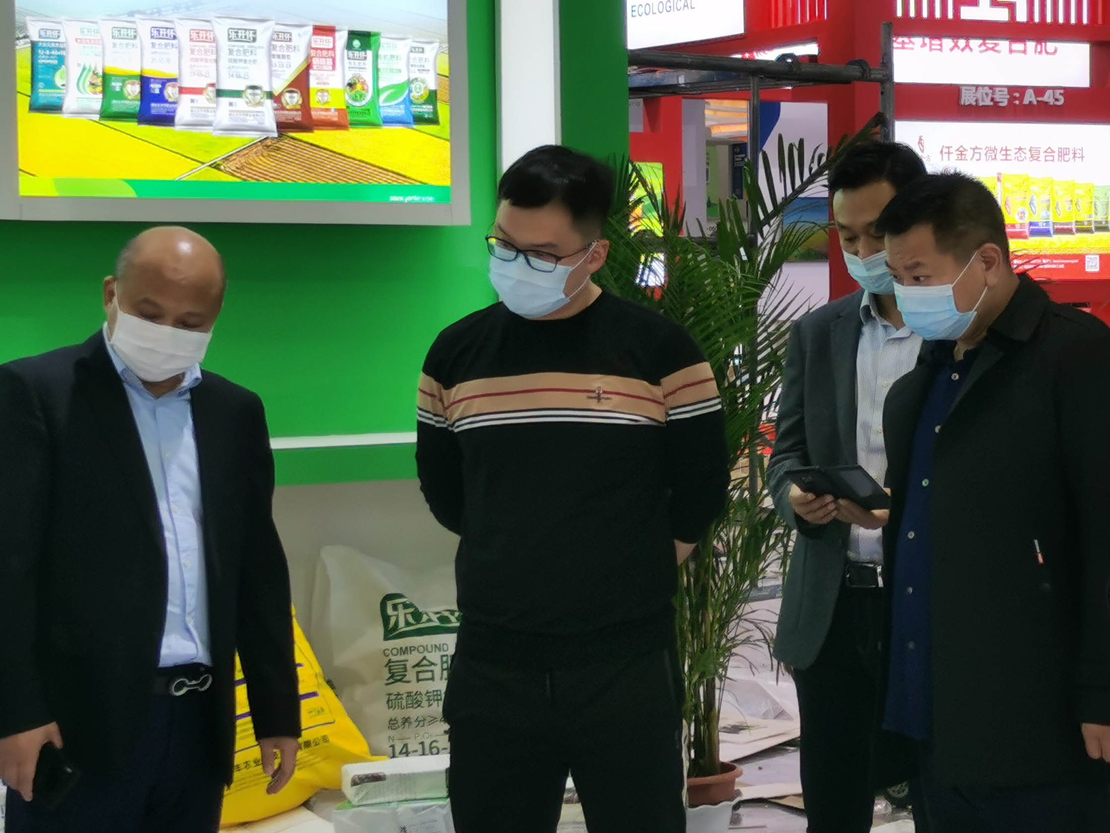 杨磊（左二）正在检查指导太阳成集团tyc9728布展情况.jpg