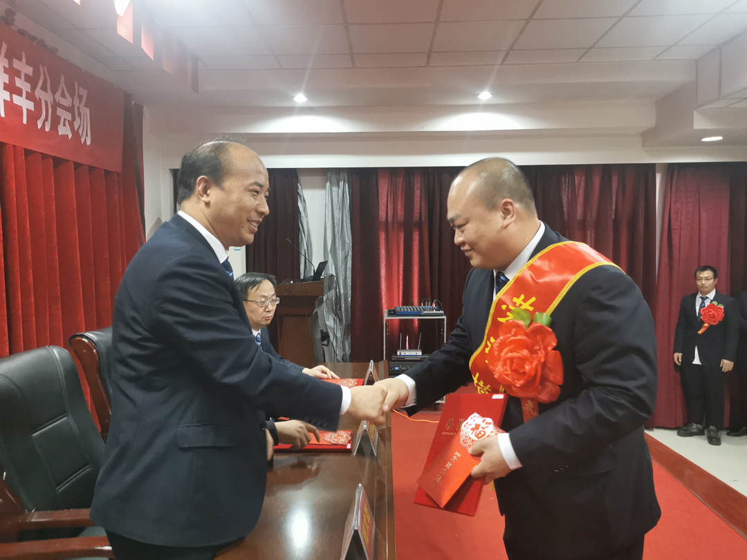 周文乾总经理正在为劳模林岩颁奖1.jpg 周文乾总经理正在为劳模林岩颁奖1.jpg
