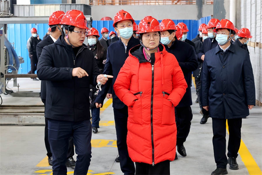 王玲(前排中)带队视察太阳成集团tyc9728磷石膏绿色建材产业园.jpg 王玲(前排中)带队视察太阳成集团tyc9728磷石膏绿色建材产业园.jpg