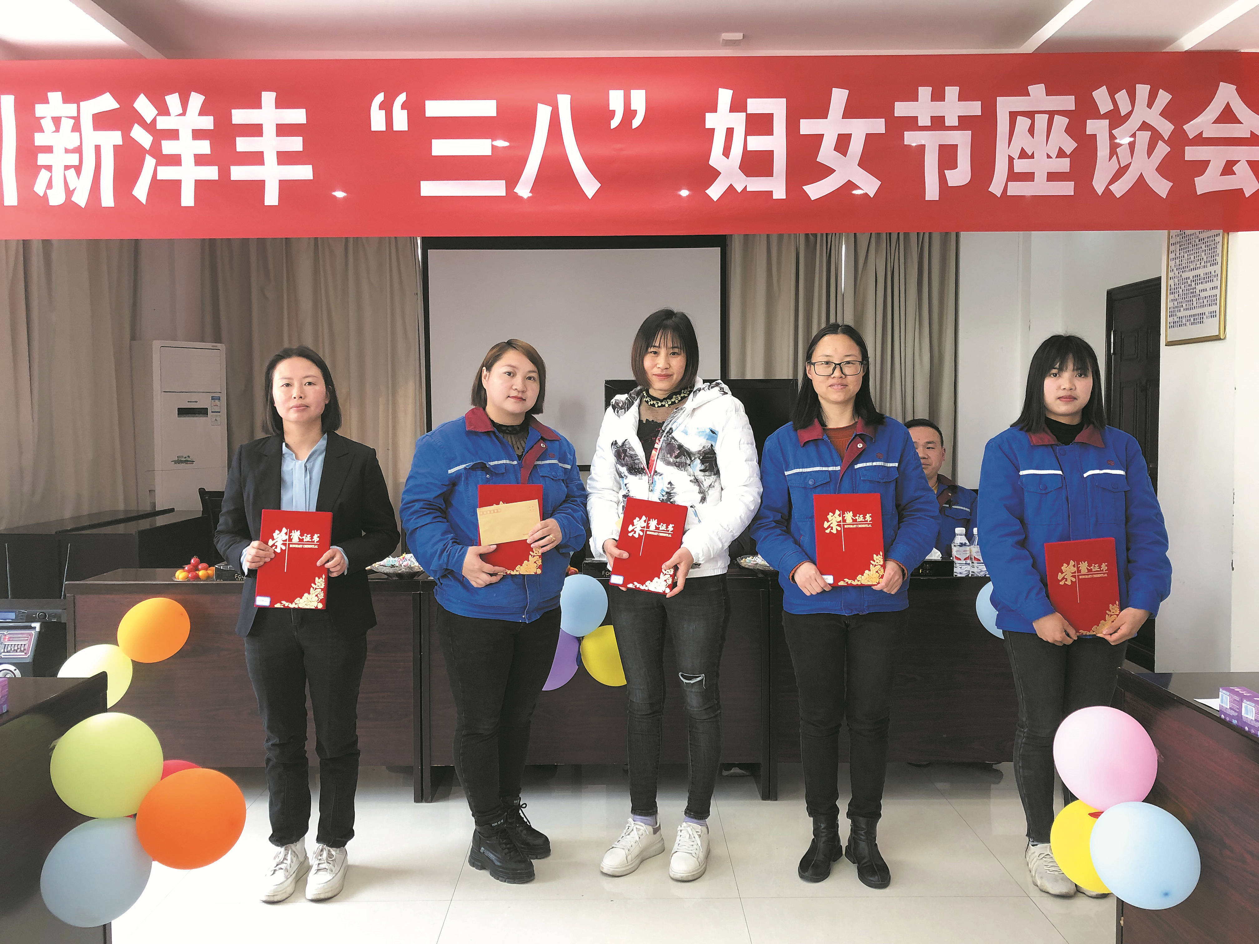 四川太阳成集团tyc9728优秀女工合影.jpg 四川太阳成集团tyc9728优秀女工合影.jpg