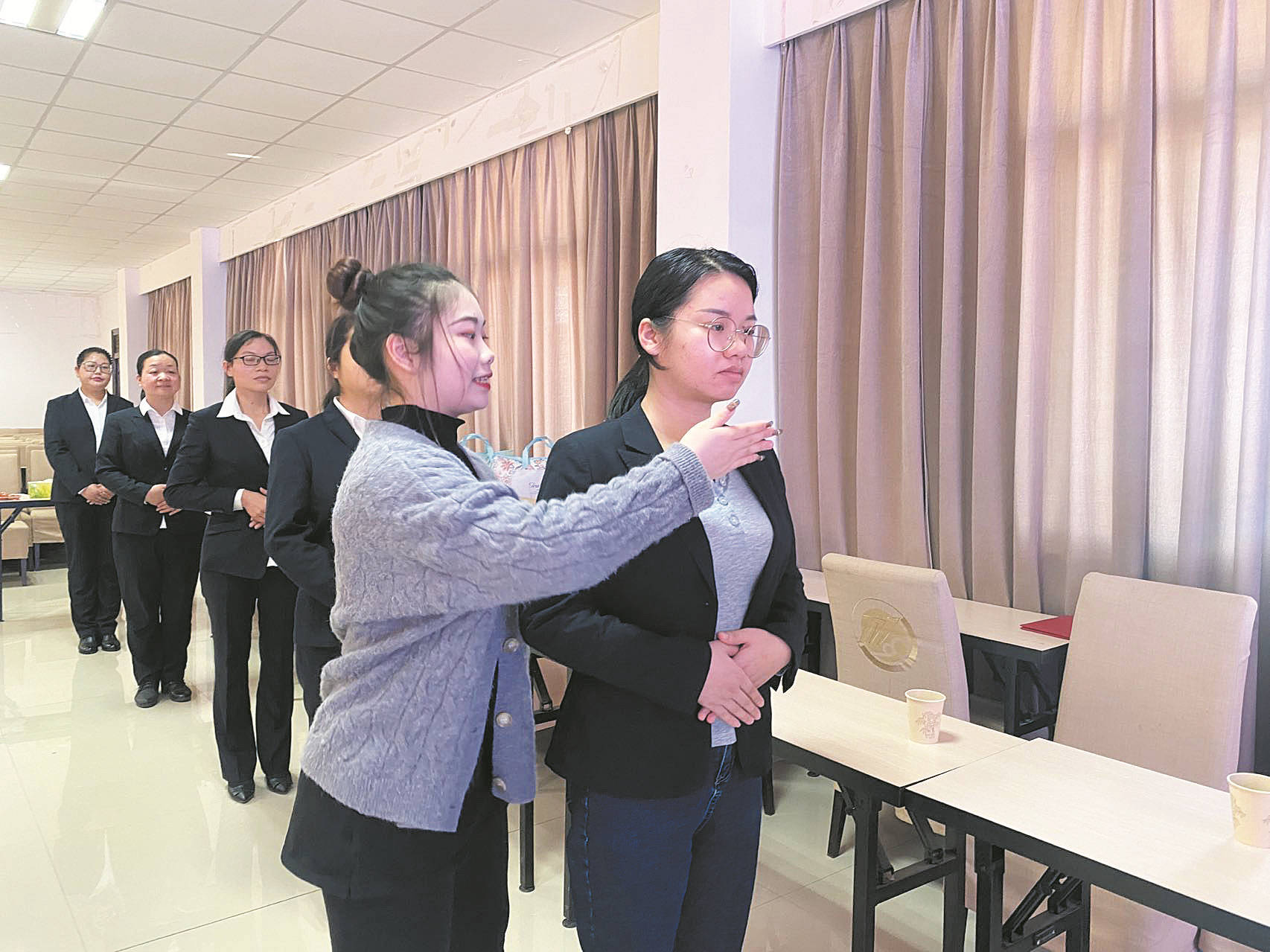 广西太阳成集团tyc9728形体礼仪培训.jpg 广西太阳成集团tyc9728形体礼仪培训.jpg