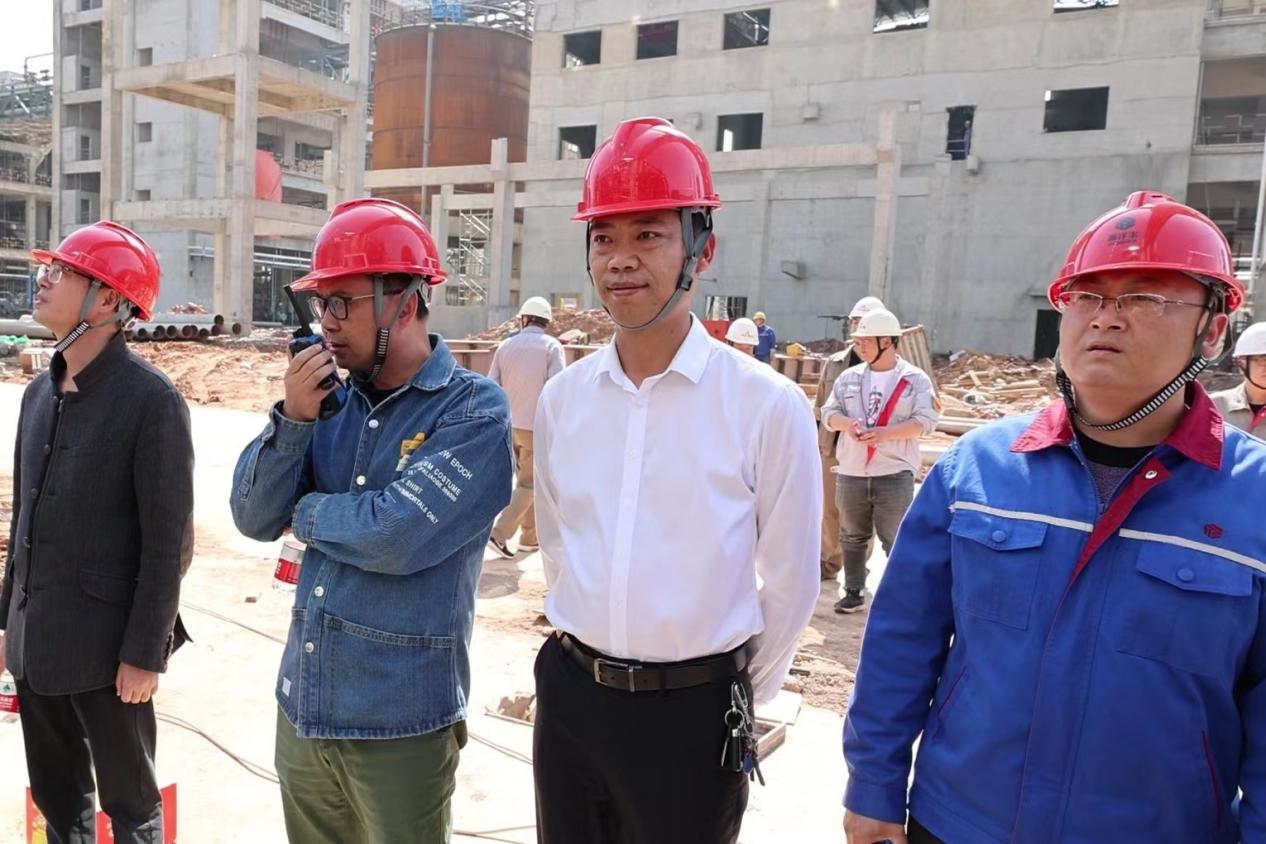 上图为项目副指挥长潘进平(左二)下达点火指令.jpg 上图为项目副指挥长潘进平(左二)下达点火指令.jpg